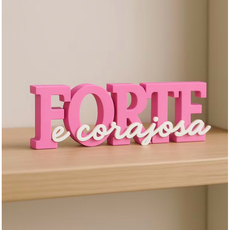 Palavra decorativa FORTE E CORAJOSA em Oferta na Shopee
