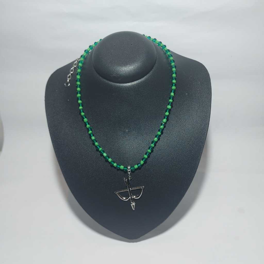 Choker Orixá Oxóssi de cristais e miçangas com extensor + arco e flecha (ofá) de aço