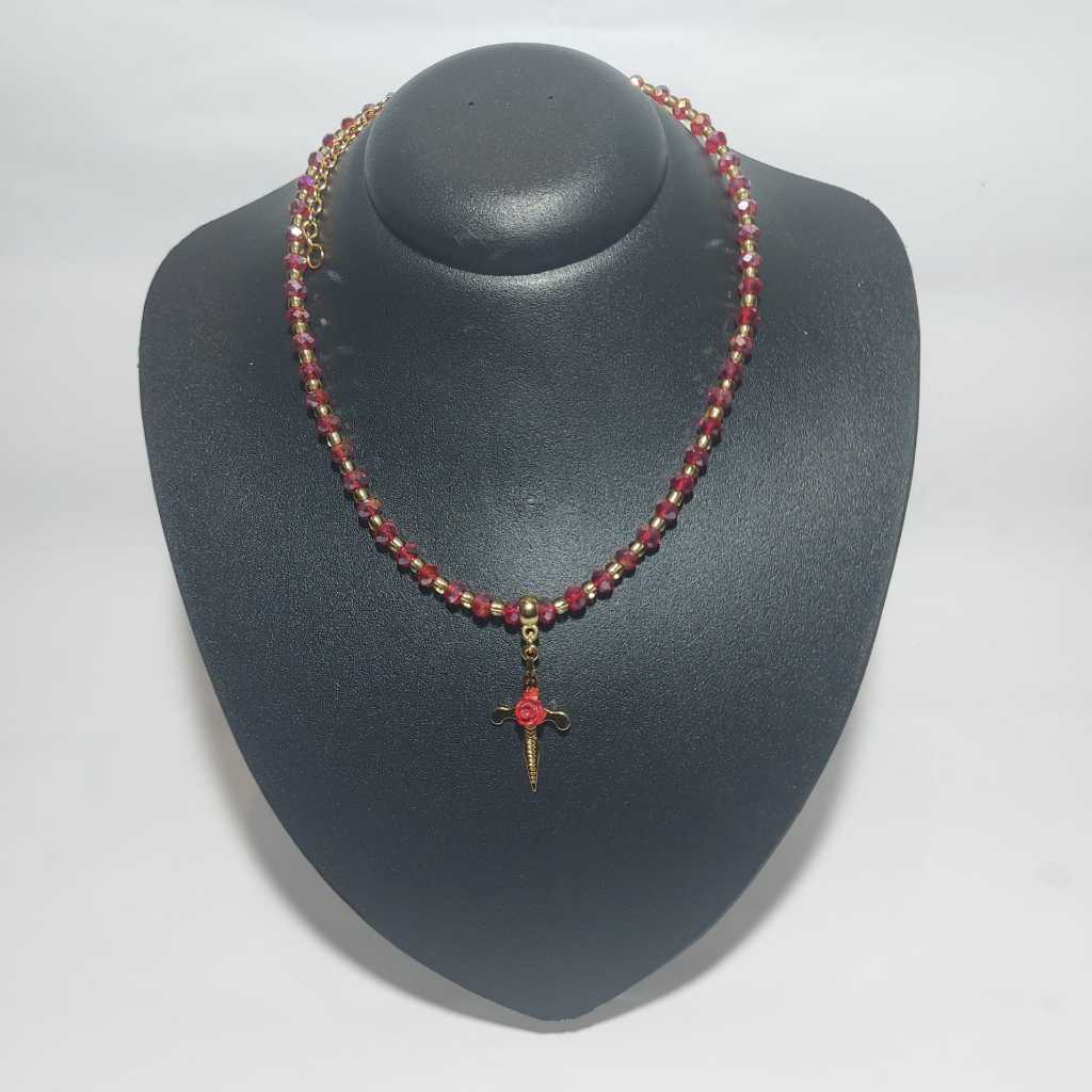 Choker Entidade Pombagira de cristais e miçangas com extensor + pingente punhal dourado com rosa vermelha
