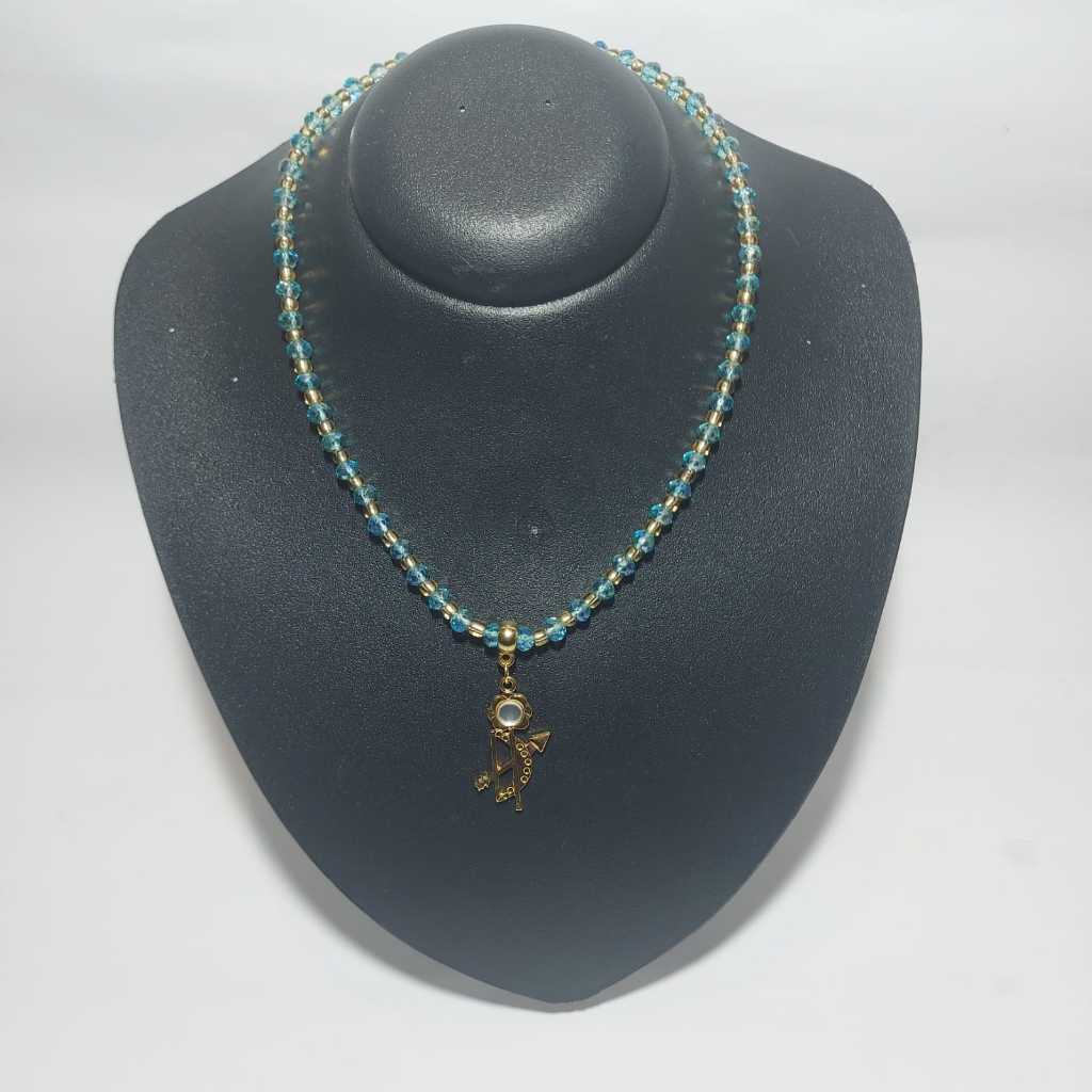 Choker Orixá Logun Edé de cristais e miçangas com extensor + pingente arco, flecha e Abebê dourado