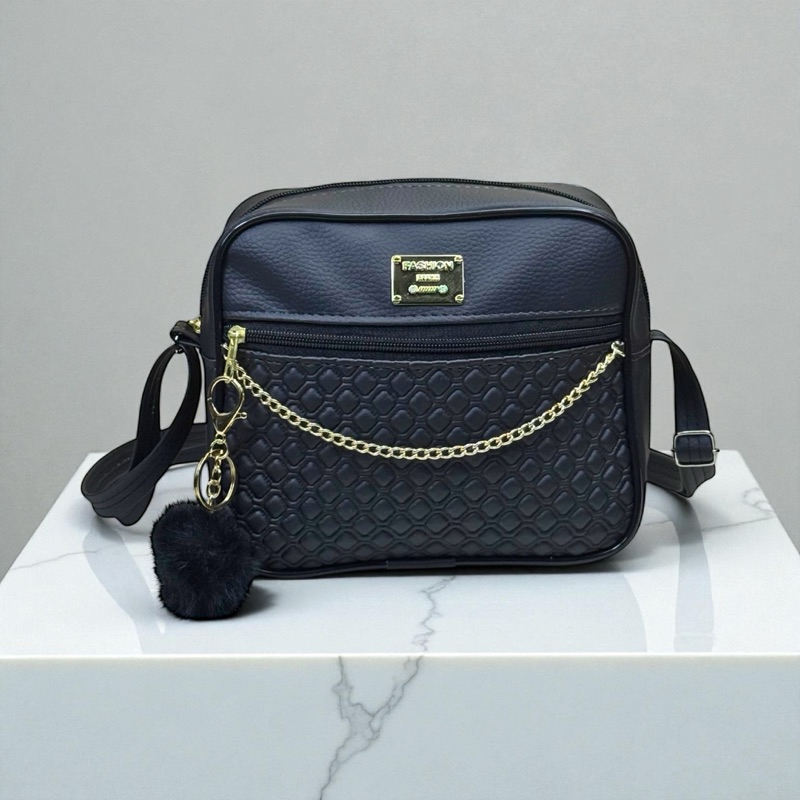 Bolsa Tiracolo Pequena Texturizada Corrente Dourada e Chaveiro Pompom - Fashion Blogueira Tendência