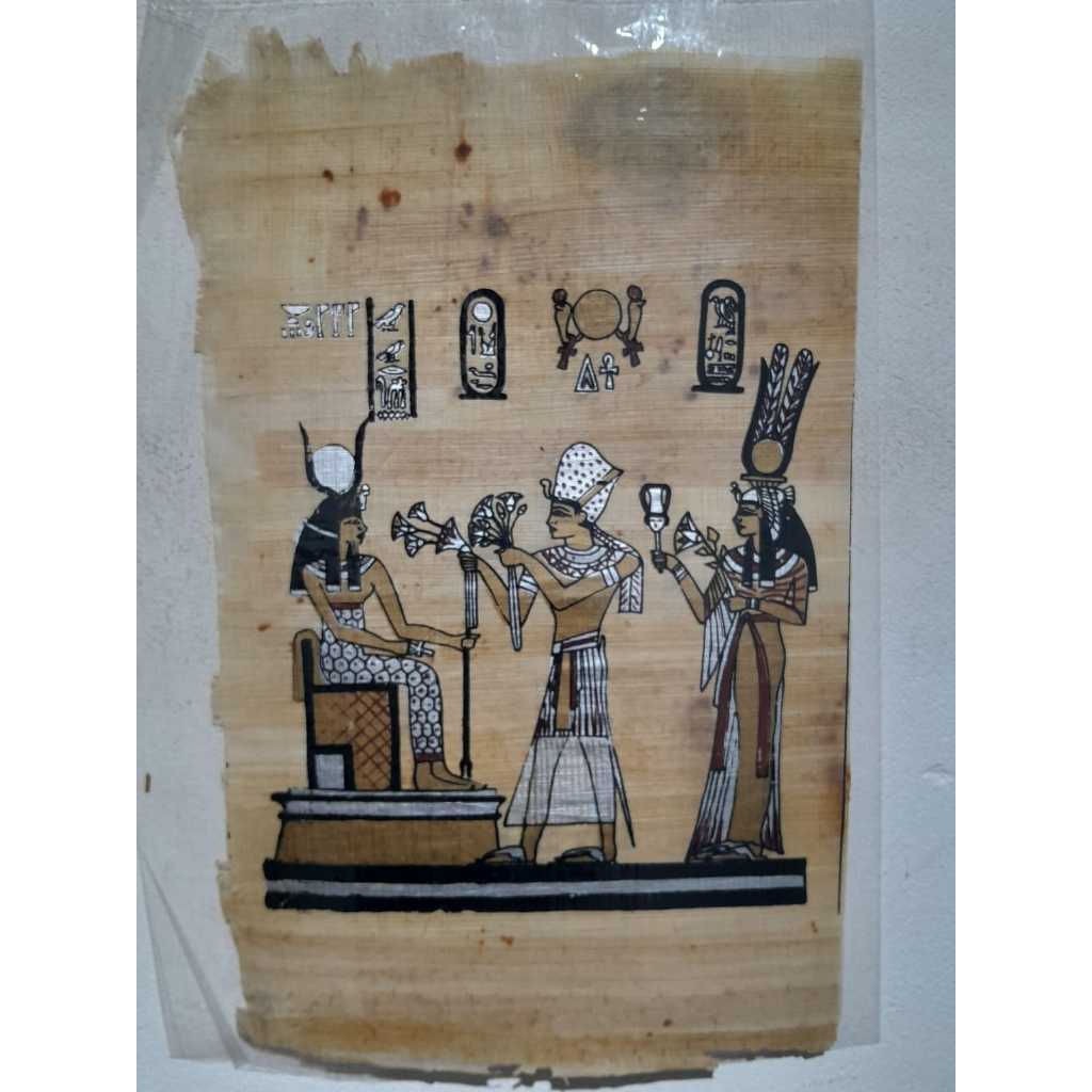 PAPIRO EGÍPCIO ORIGINAL / PRODUÇÃO ARTESANAL EM FIBRAS NATURAIS / MEDIDAS 21 X 34 CM / REPRESENTAÇÃO CLÁSSICA COM DEUSES