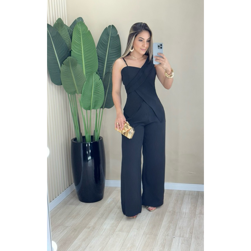 Conjunto feminino na alfaiataria de calça pantalona com blusa assimétrica