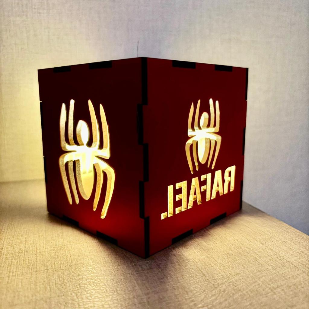 Luminária Decorativa Homem Aranha Caixa MDF com Vela LED