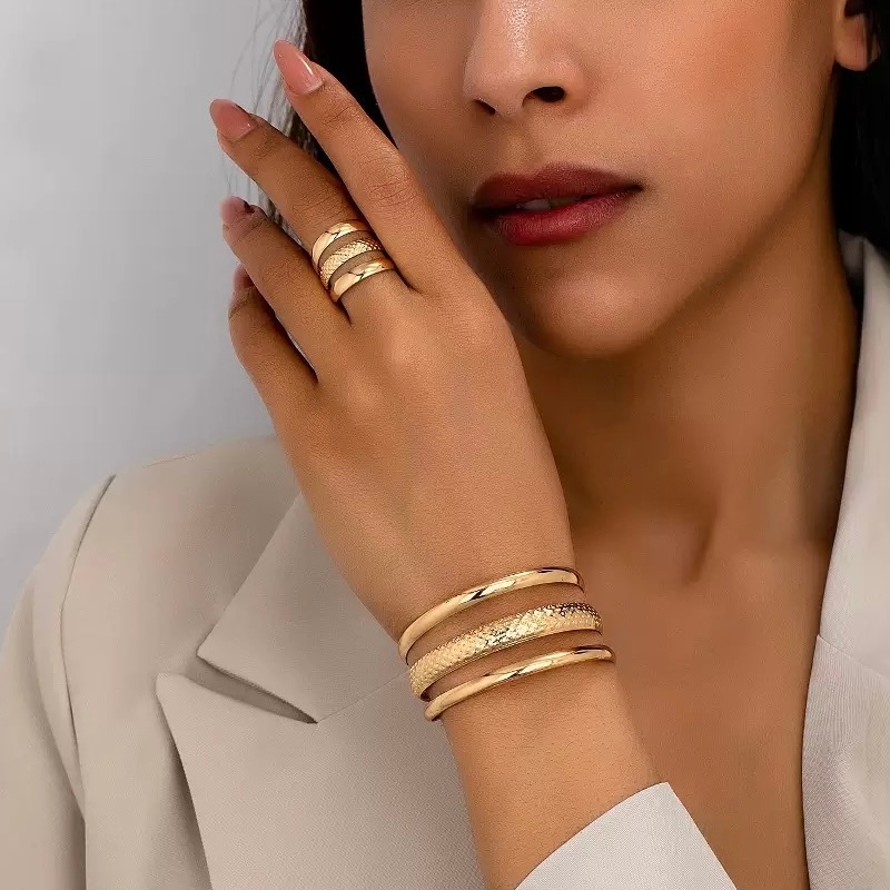 Conjunto Brilho Clássico – Pulseira Bangle + Anel, Semijoia Ajustável em Oferta na Shopee