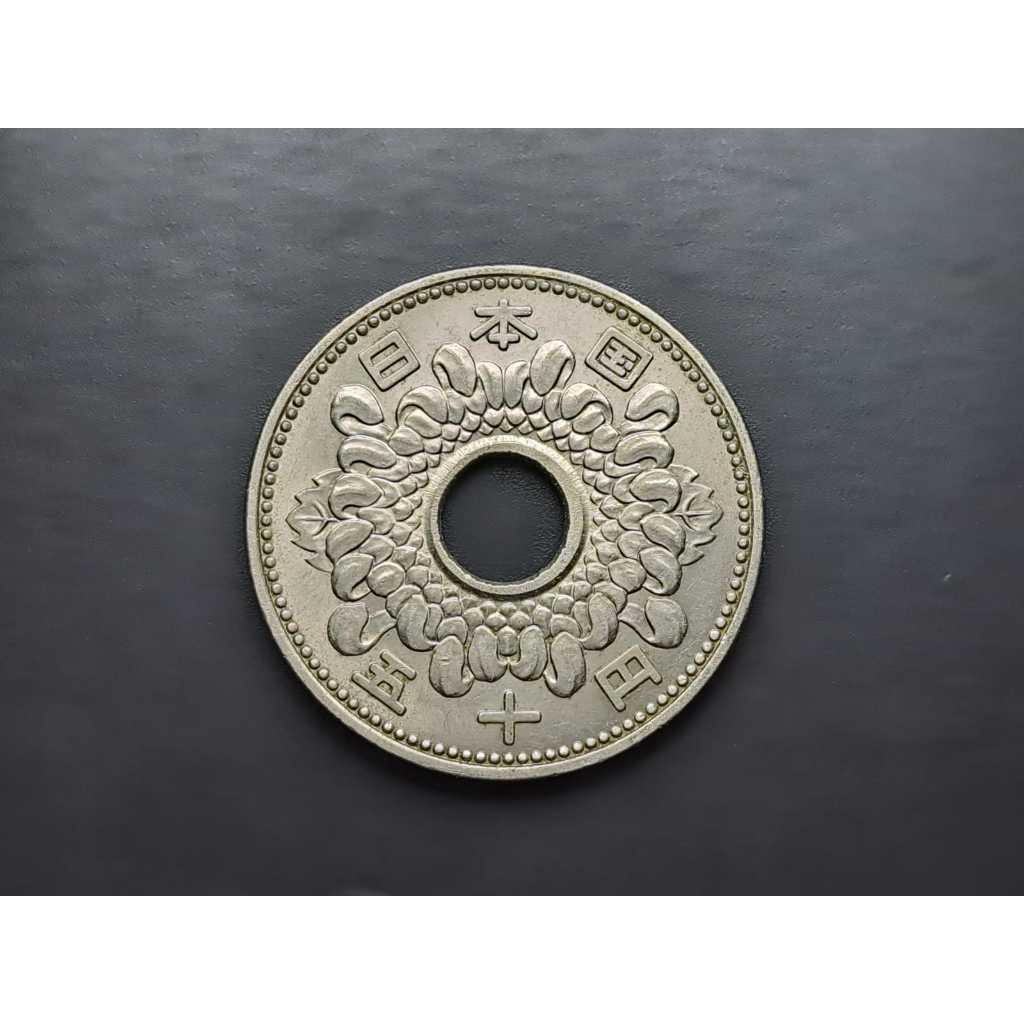 Moeda do Japão, 50 ienes, 1959-1966, anverso traz uma Crisântemo à volta do orifício central, níquel, 25mm