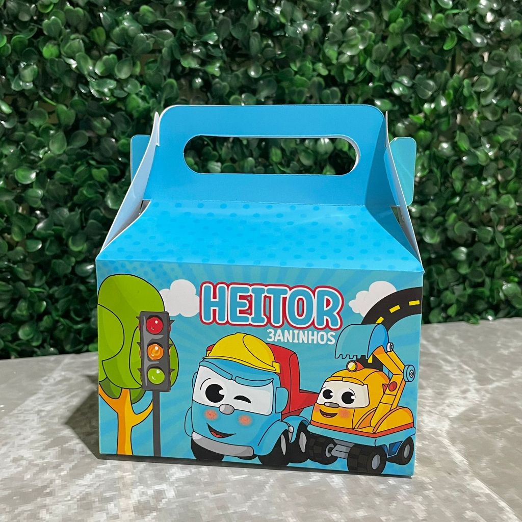 Lembrancinha Infantil Maletinha Personalizada | Tema Léo o Caminhão | Nome e Idade | Qualquer Tema para Festa