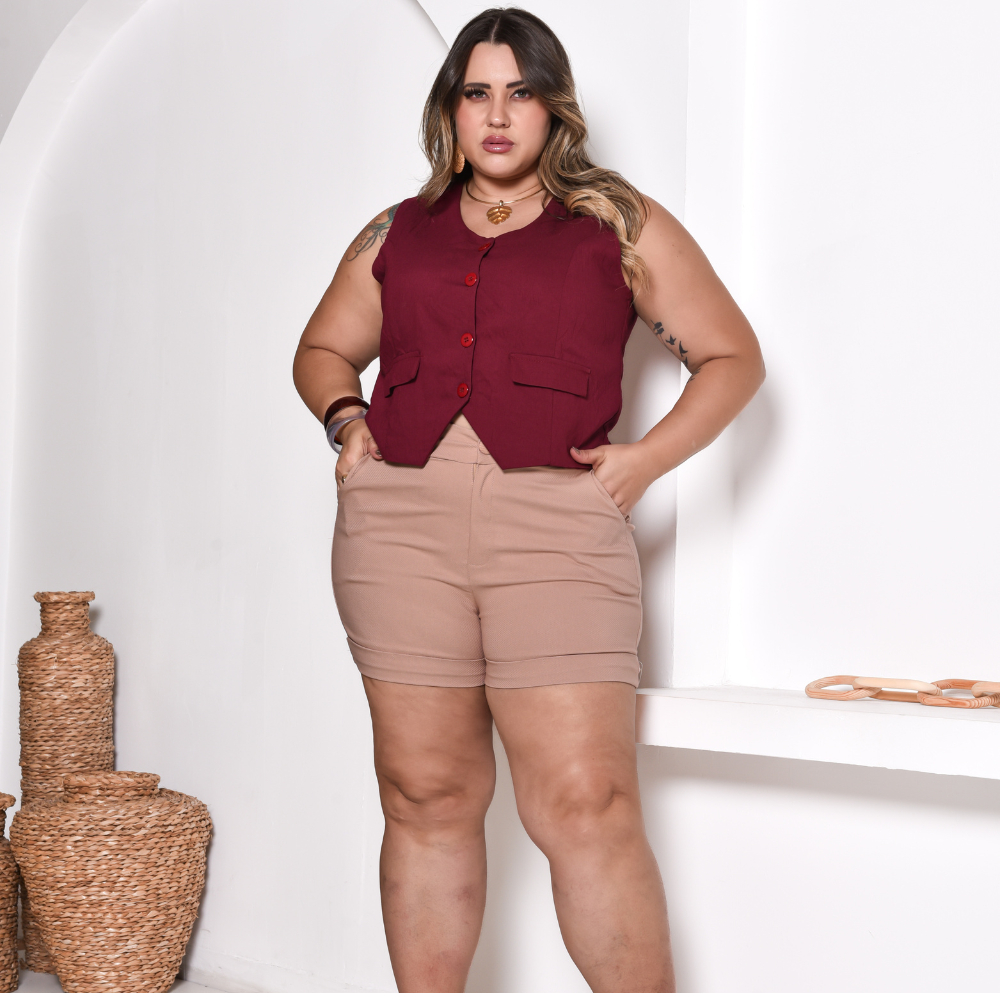 Short Plus Size Meia Coxa em Bengaline com Bolsos e Barra Italiana Confortável Elegante Casual