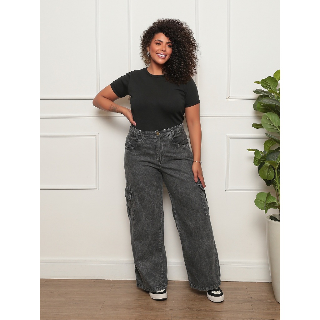 calça jeans feminina cargo plus size cor cinza grafiti tipo wide leg confortável e moderno em Oferta na Shopee