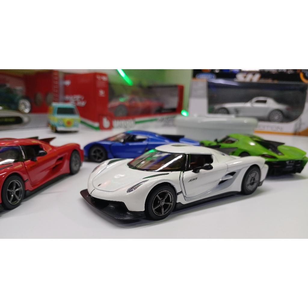MINIATURA KOENIGSEGG JESKO  ESCALA 1/36 A FRICÇÃO FABRICANTE KINSMART