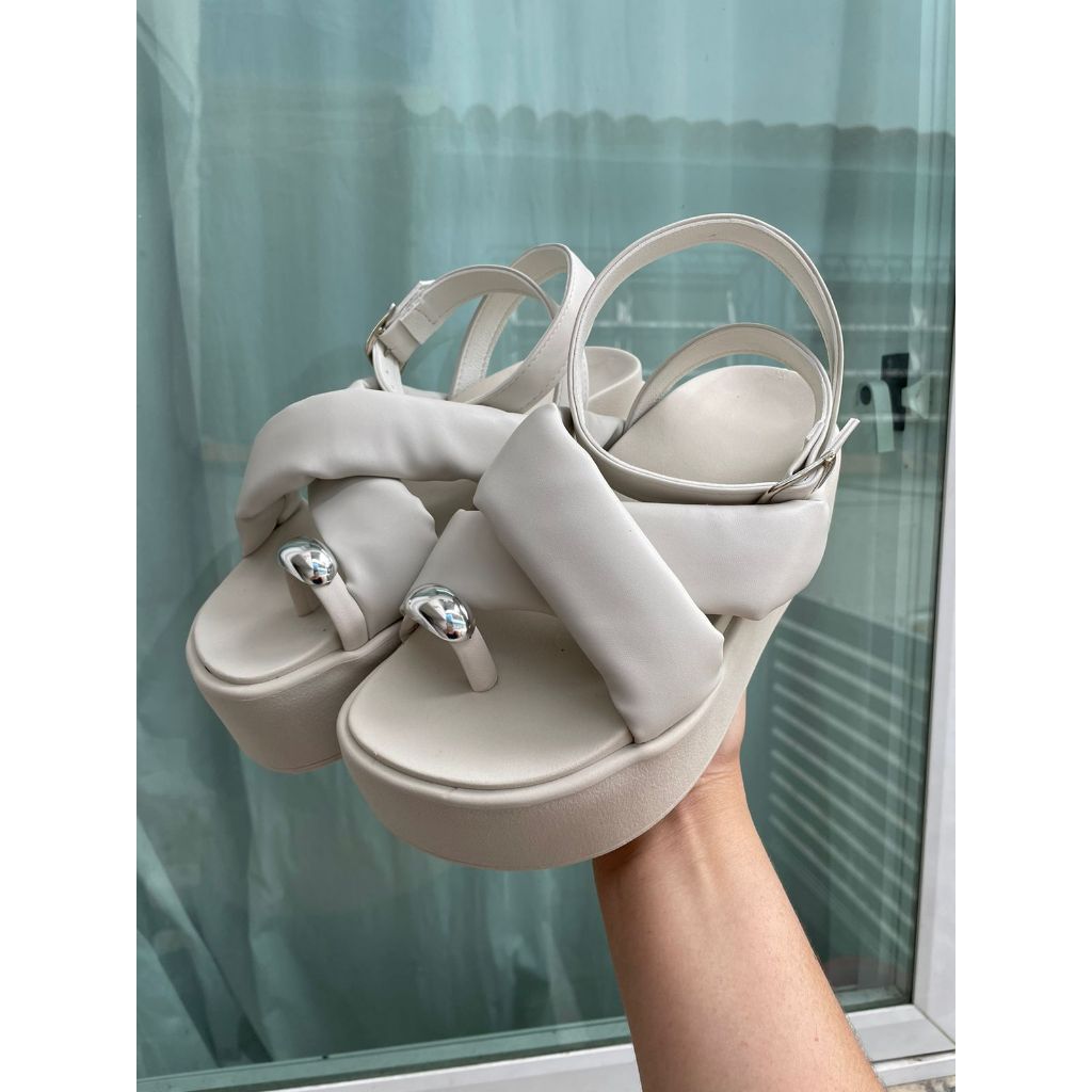 Sandália Plataforma Feminina Off White com Anel Prata no Dedo – Tiras Acolchoadas, Salto 6,5 cm Confortável