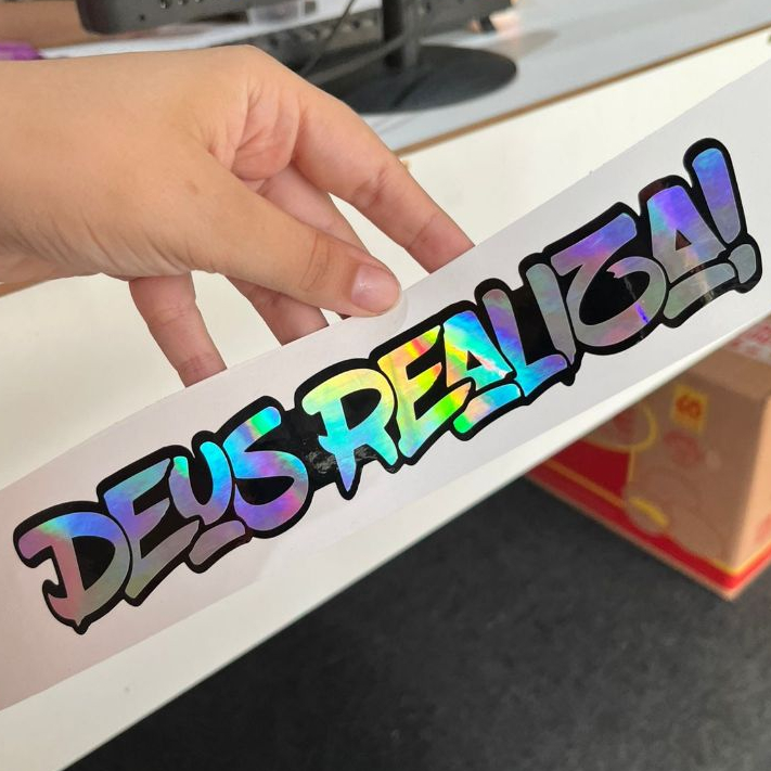 054 ADESIVO HOLOGRAFICO DEUS REALIZA em Oferta na Shopee