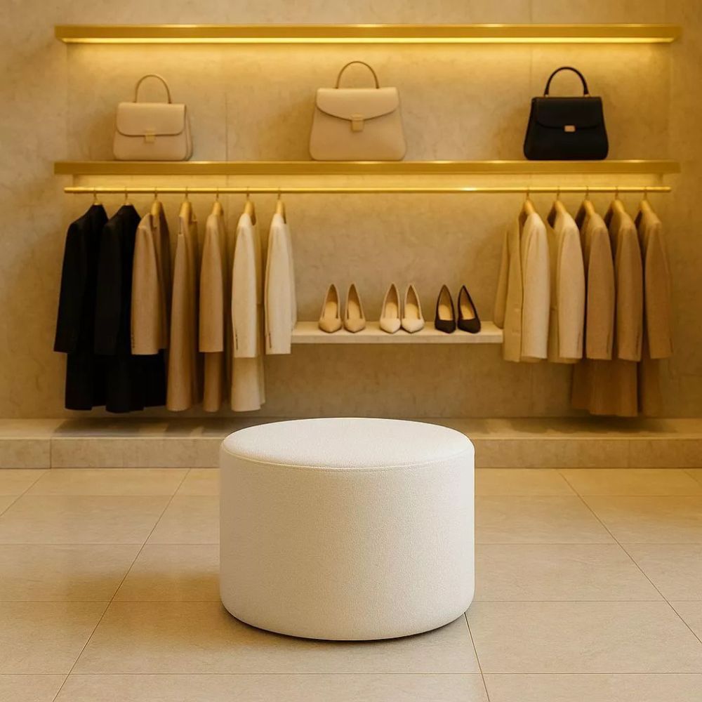 Puff Pufão Redondo Banco Liz Para Loja Closet Sala Quarto Decoração Confort Tecido Boucle Off White