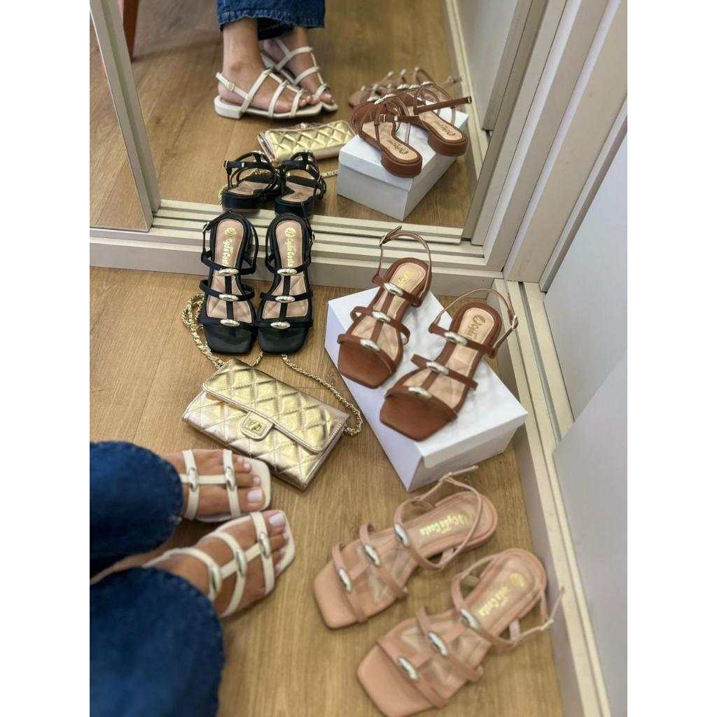 Sandália Feminina com Tiras e Detalhes Dourados – Confortável e Elegante | Cores Caramelo, Bege, Preto e Off-White