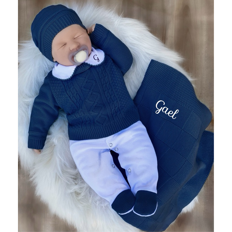 Saída de maternidade menino em tricô bordada nome em Oferta na Shopee