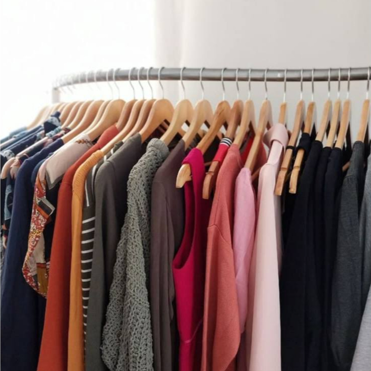 Lote com 50 Peças de Roupas Feminina Tamanhos e Modelo Diversos Roupas para Revenda em BRECHO