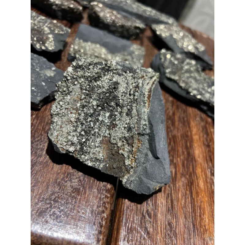 shungite ou shungita com pirita pedra natural bruta