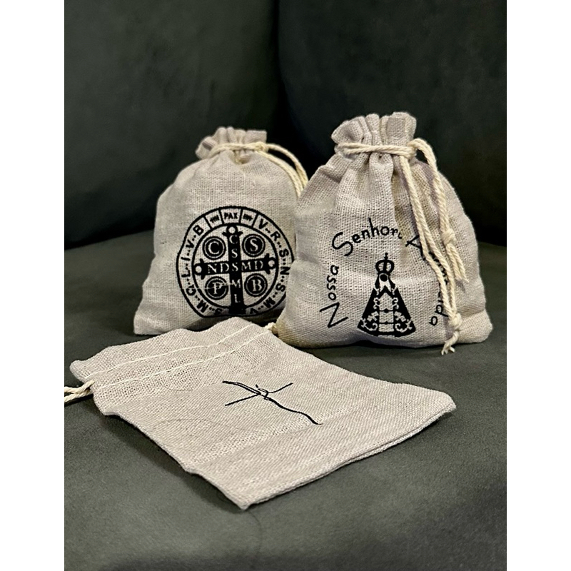 Saquinho Religioso de Linho com Estampa de São Bento, Nossa Senhora Aparecida e Cruz – Ideal para Terços e Lembranças