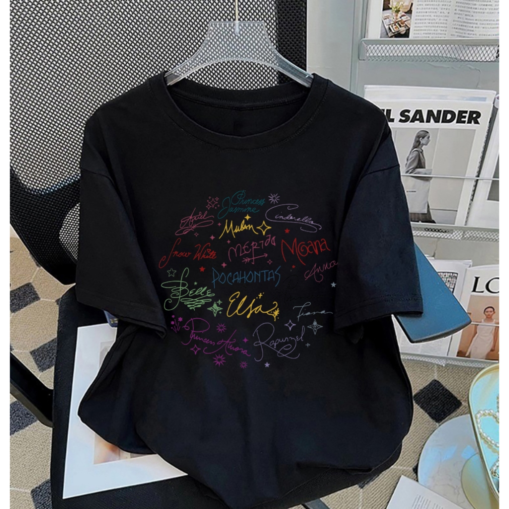 Camiseta Unisex, Estampa Colorida de Nomes das Princesas Disney, Estilo Fan - Art em Oferta na Shopee
