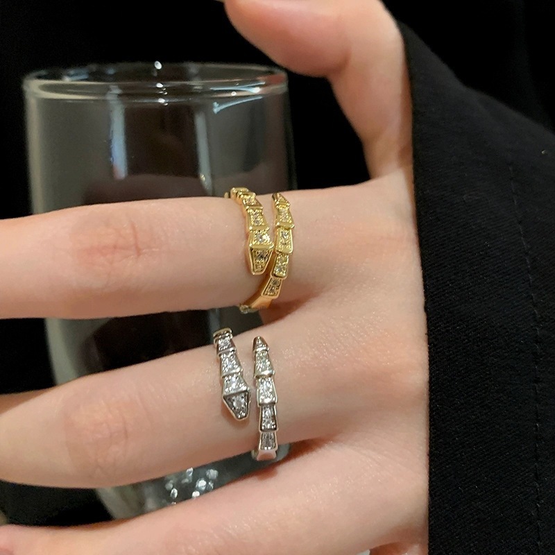 Anel feminino elegante, de luxo discreto, simples e versátil, com diamantes brilhantes em formato de serpente. em Oferta na Shopee