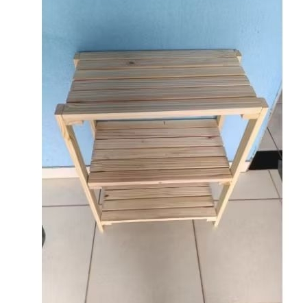 estante 1mtr de altura,50 comprimento e50de largura.com 3 prateleiras,de madeira maciça beneficiadas.