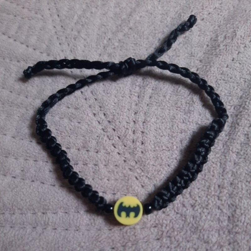 Pulseira ajustável e anel macramê preto e pingente Batman.
