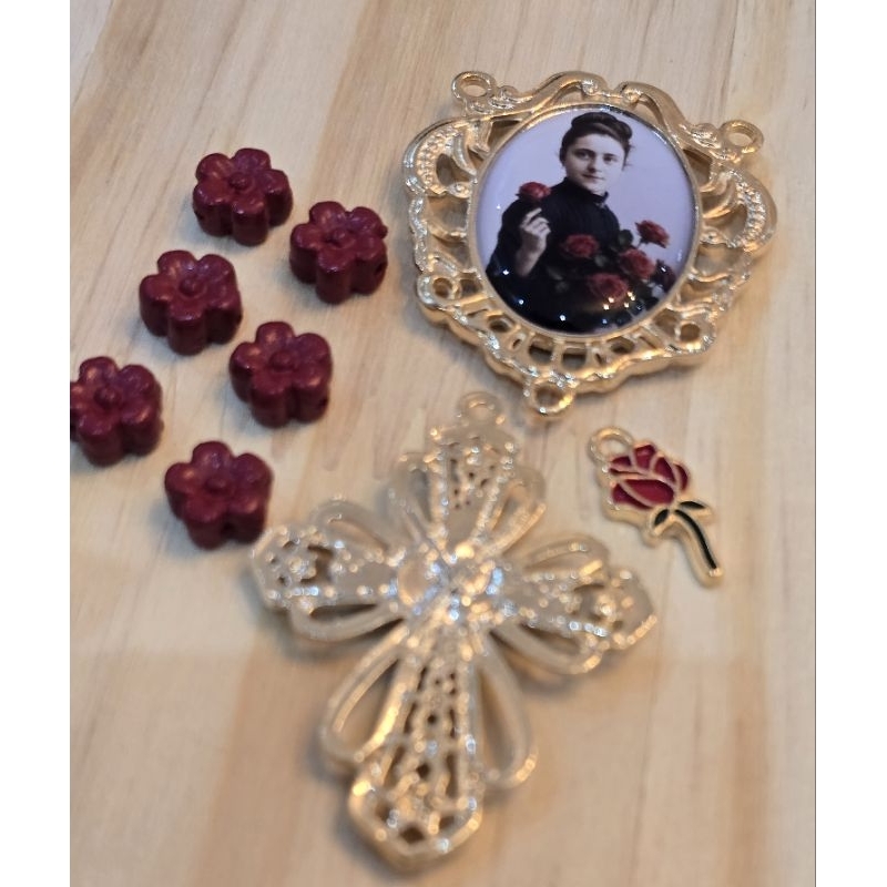 Kit terço Santa Teresinha 9 peças. em Oferta na Shopee