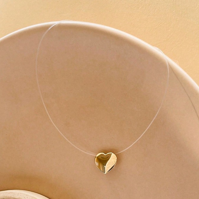Colar Fio de Nylon com Pingente Coração Banhado a Ouro 18k – Leveza e Romantismo