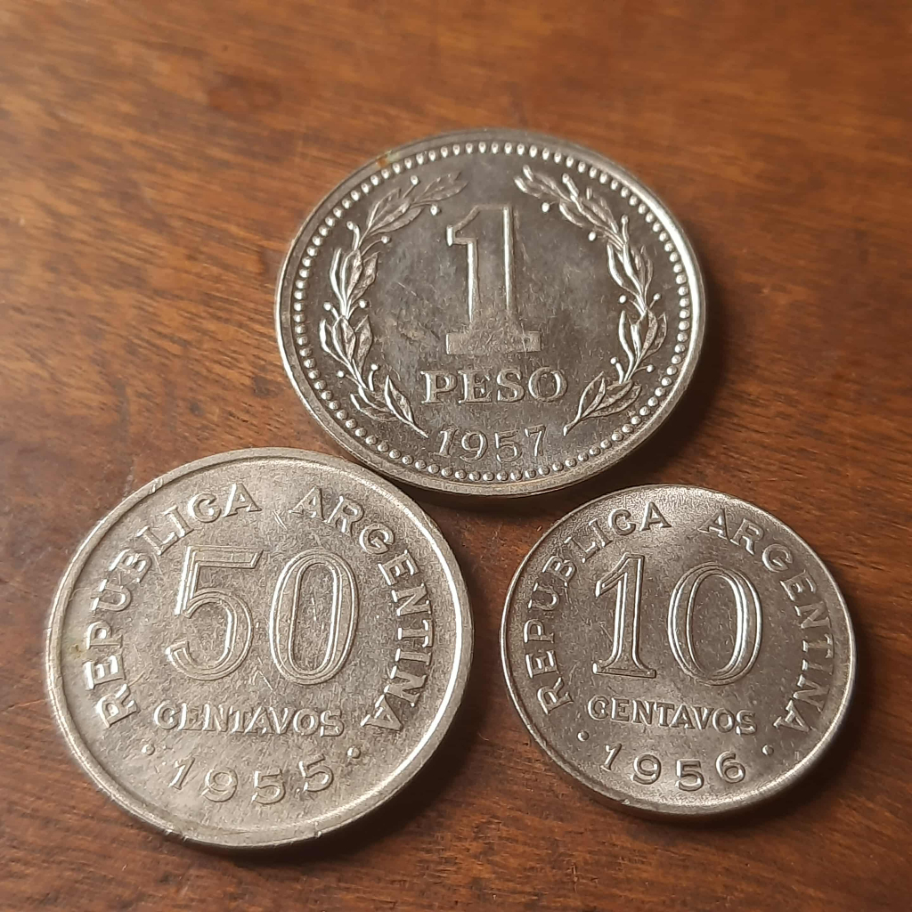 Lote 3 moedas Argentinas - 10 centavos 1956, 50 centavos 1955, 1 peso 1957