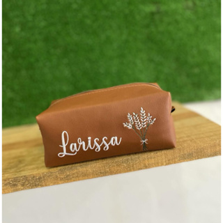 Bolsinha multifuncional, necessaire média personalizada e com flor bordadas CARAMELO COM BRANCO em Oferta na Shopee