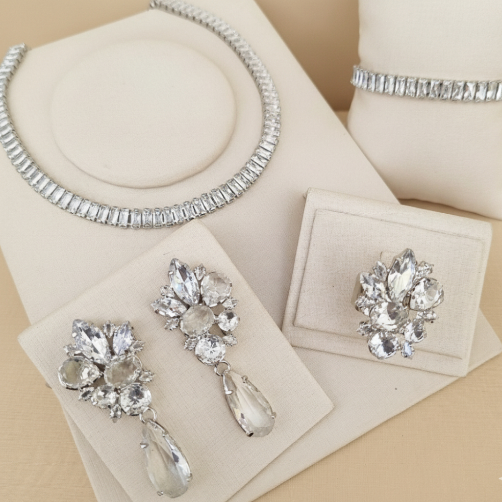 CONJUNTO CHOCKER PULSEIRA BRINCO ANEL LIAH PRATEADO - cristal em Oferta na Shopee