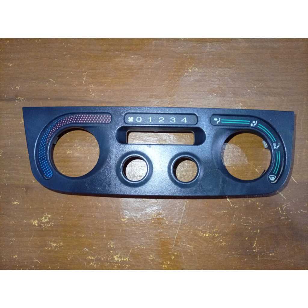🔹 Moldura do Comando de Ar – Fiat Palio / Siena com Ar-Condicionado – Original Usada (com trinca na moldura)
