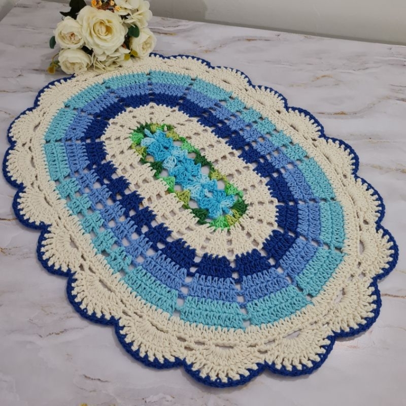 Tapete Primavera em Crochê By Josy Santana Atelier - Cru com Azul