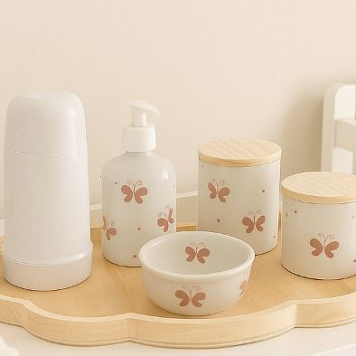 Kit Higiene Bebe Porcelana Borboleta Rosa Tampas e Bandeja Pinus + Garraf 06 Pçs