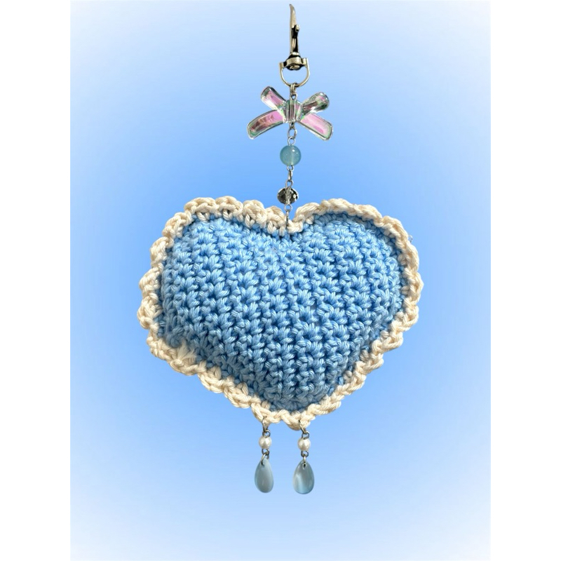 Chaveiro de amigurumi coração azul - Chaveiro para bolsas de crochê azul amigurumi com acessórios