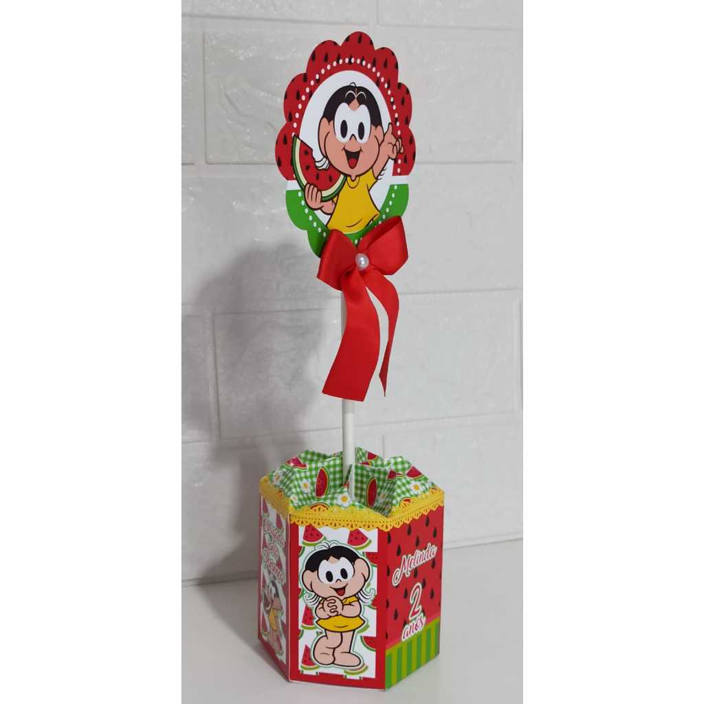 Centro de Mesa para Festa infantil Personalizada da Magali com laço.