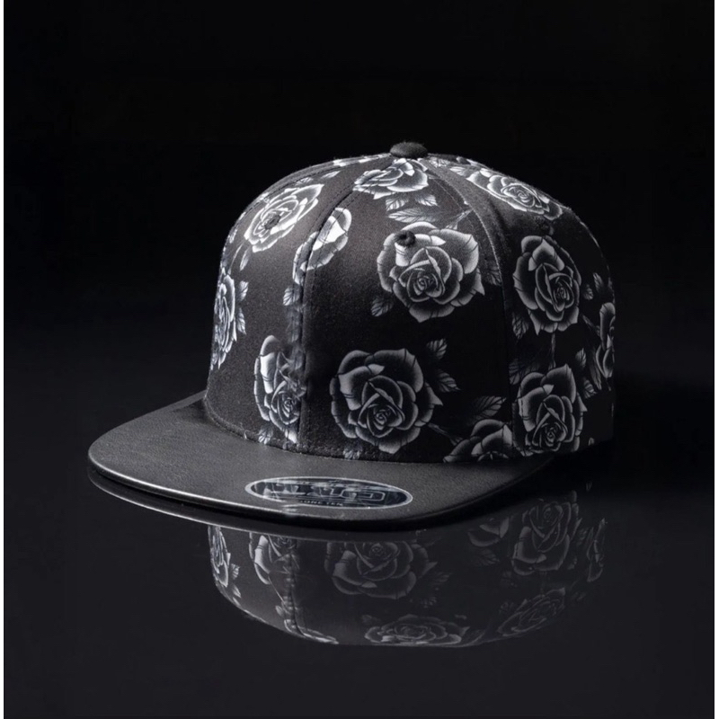 Boné mcd preto Floral aba reta fitao de couro