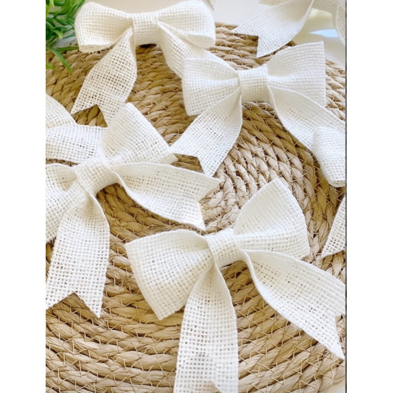 10 Laços branco e cor juta natural 8 x 8 , 12 x 12  e 20 x 20 cm com fio de juta para amarração
