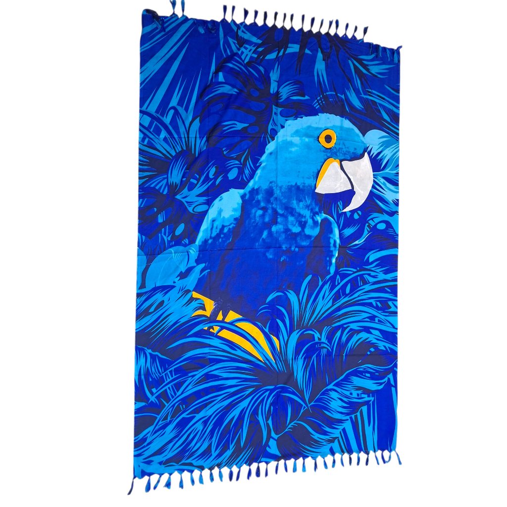 Canga de Praia Arara Azul – Poliester Leve e Estampa Tropical Vibrante