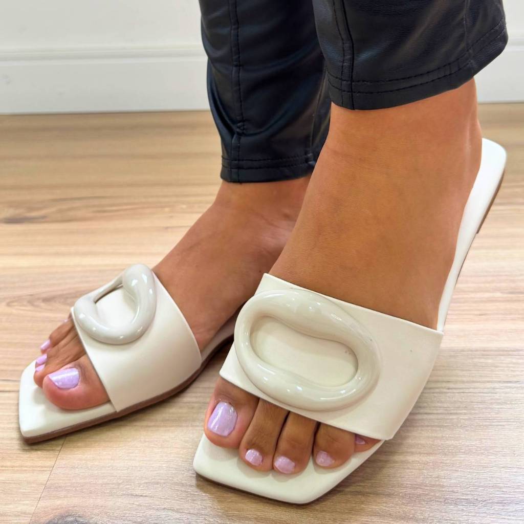 Sandália Rasteira Feminina Banco Vizzano com Fivela Moderna Bico Quadrado, Confortável e Estilosa Moda Verão 2025