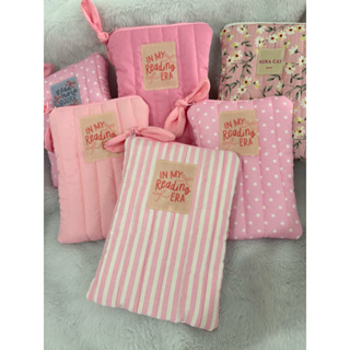 Case porta Kindle “In my kindle Era” rosas que amamos! em Oferta na Shopee