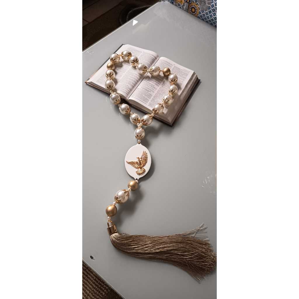 Belíssimo terço decorativo do Espírito Santo é uma peça artesanal de destaque, perfeita para ornamentar salas, quartos,