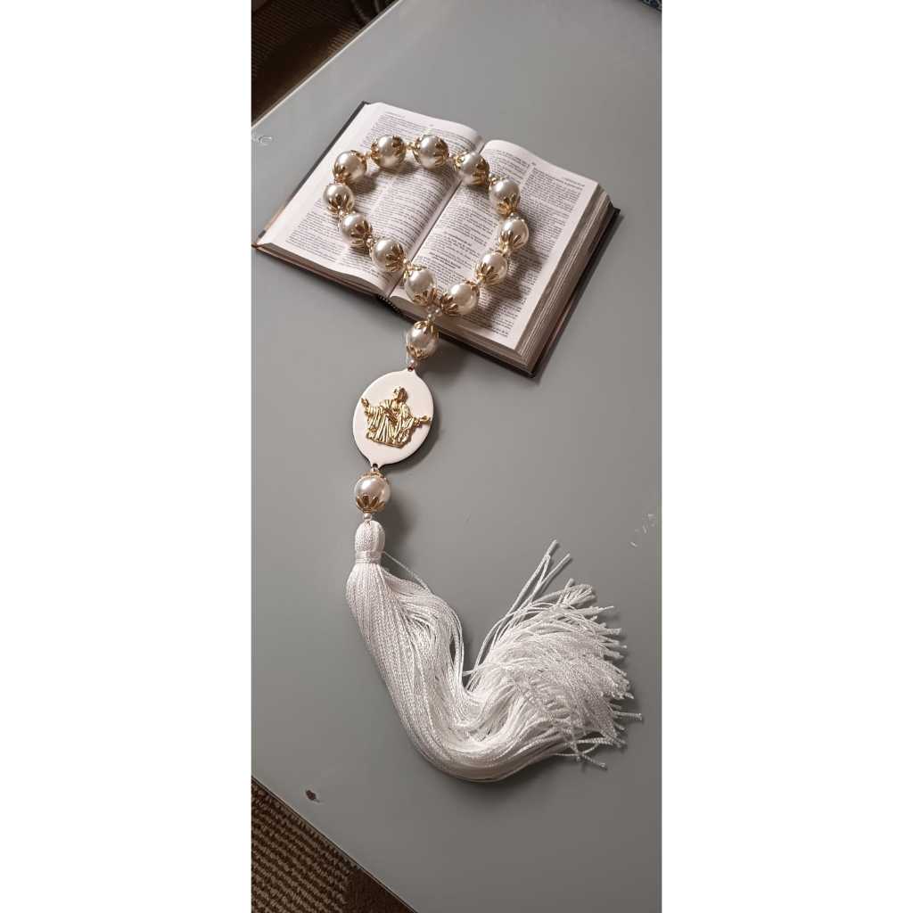 Belíssimo terço decorativo de São José é uma peça artesanal de destaque, perfeita para ornamentar salas, quartos,!