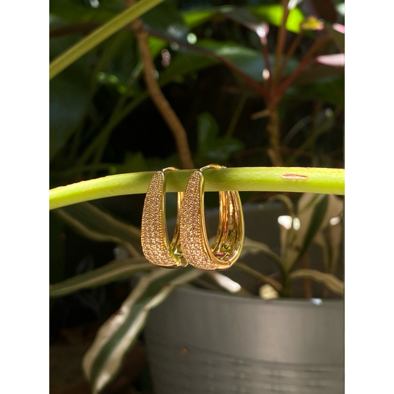 Brinco feminino elegante Argola Oval Cravejada Pavê P M G - Folheado a Ouro 18k - Elegância Volumosa Chunky