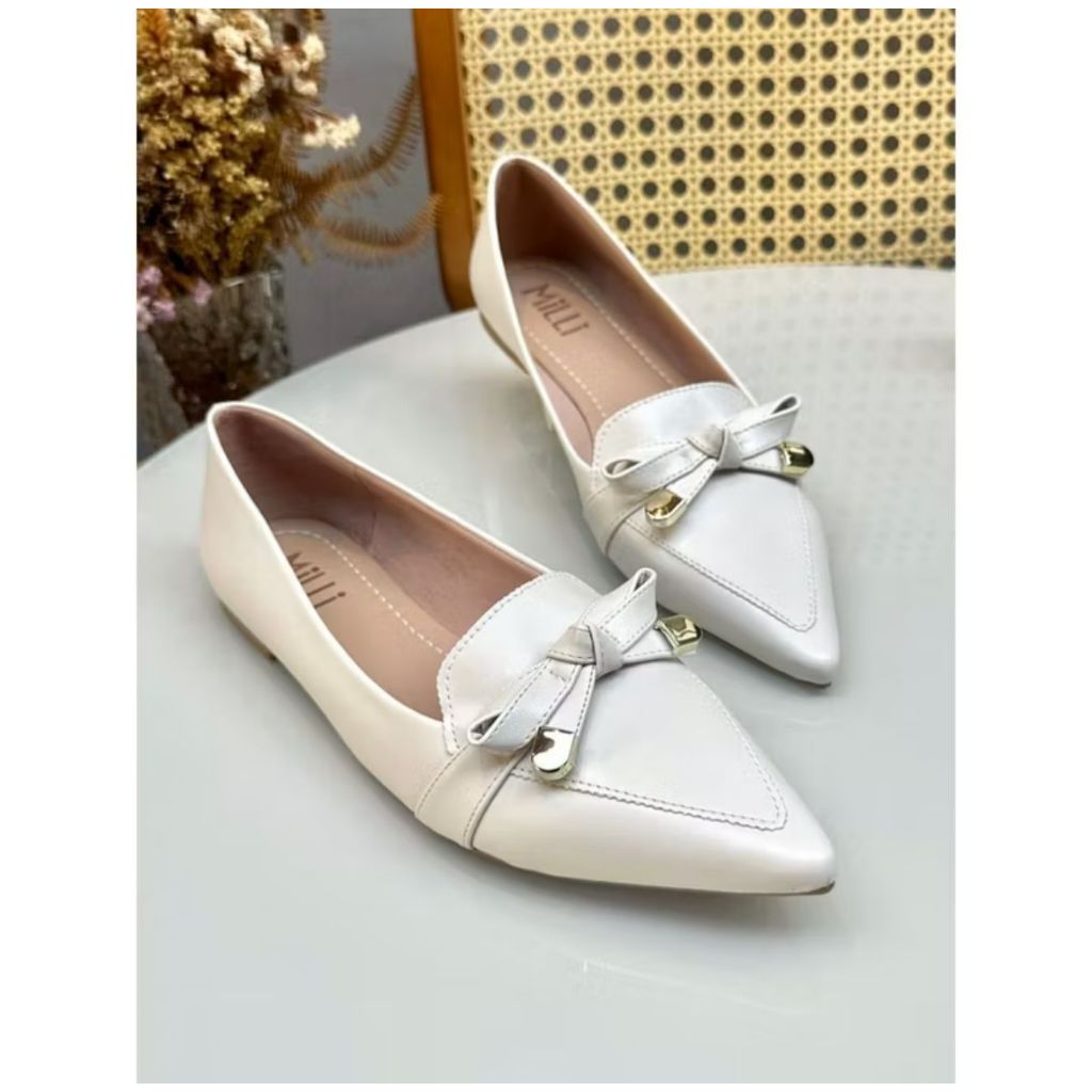 Sapatilha Feminina Couro Sintético Estilo Mocassim com Delicado Laço Frontal Social Confortável Cor: Off White