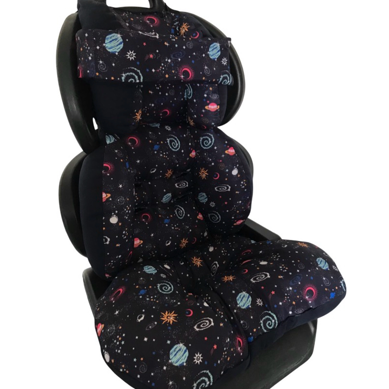 Imagem capa colchonete para cadeirinha de carro astronauta com  faixa soneca de 25 a 36 kg