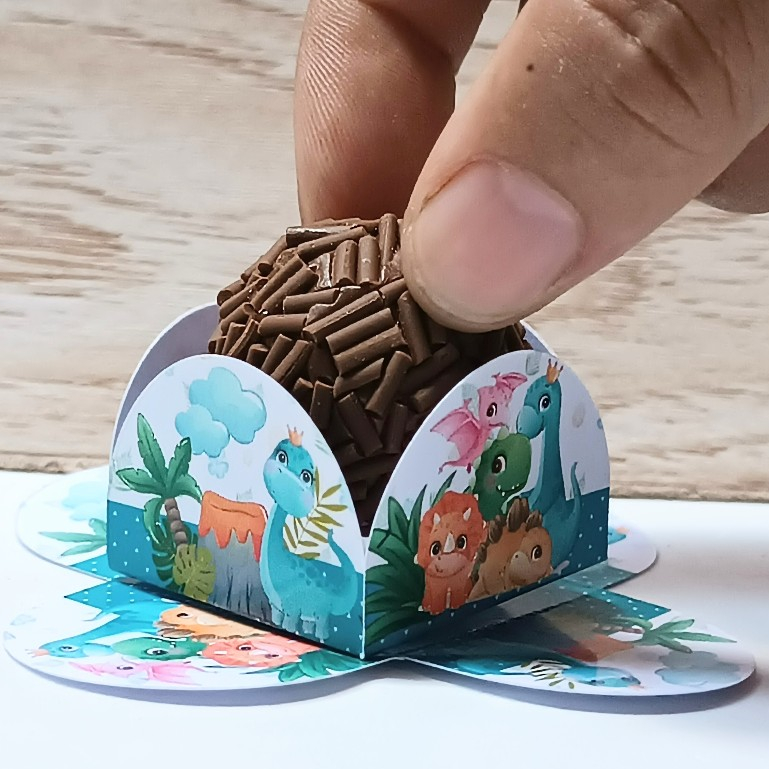 50 Forminhas Kit Personalizados Dinossauro Doce Brigadeiro 4 Pétalas Festa Aniversário Lembrancinhas
