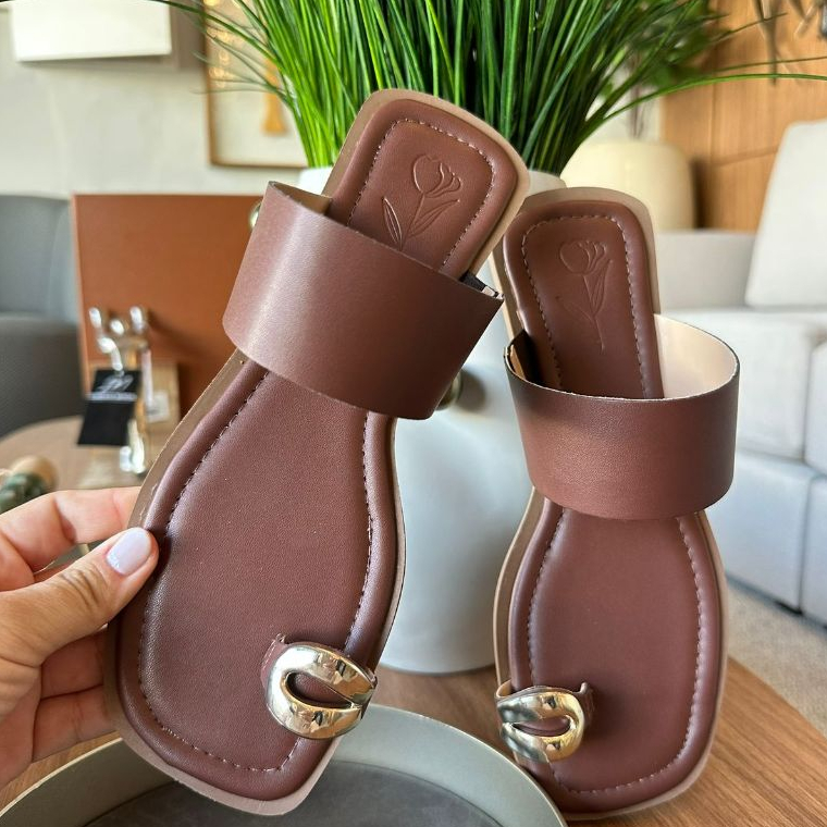 Sandália Feminina Rasteirinha Confortável Chinelo Dedo Flat Ring Toe Bico Quadrado Enfeite Metal