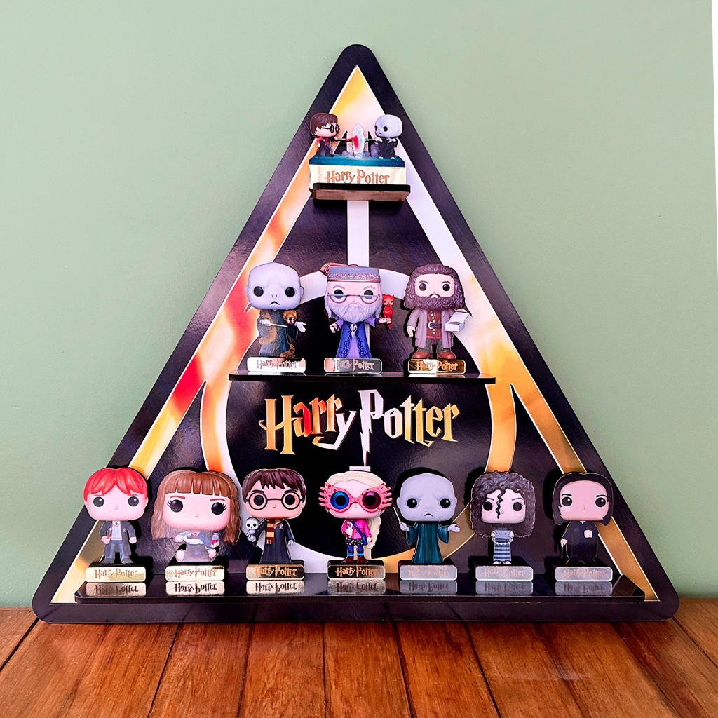 Prateleira Expositor Harry Potter Rebelde com 10 Totens Bonecos Colecionáveis Enfeite Decoração