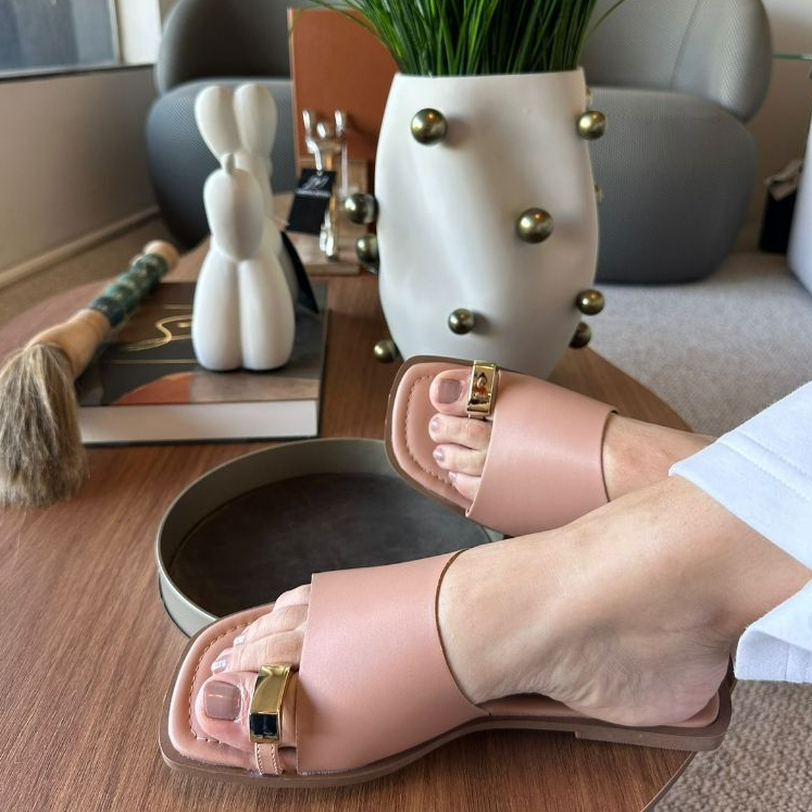 Chinelo Feminino Sandalia Rasteirinha Ring Toe Confortável  Enfeite Metalizado Tendência Moda Verão